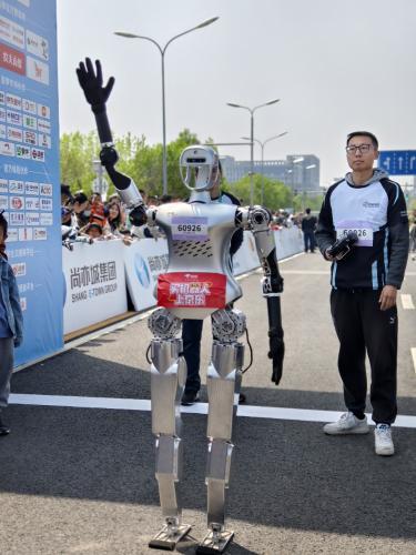简配资 人形机器人马拉松群像：董事长现场打广告、投资人找机会、机器人求验证